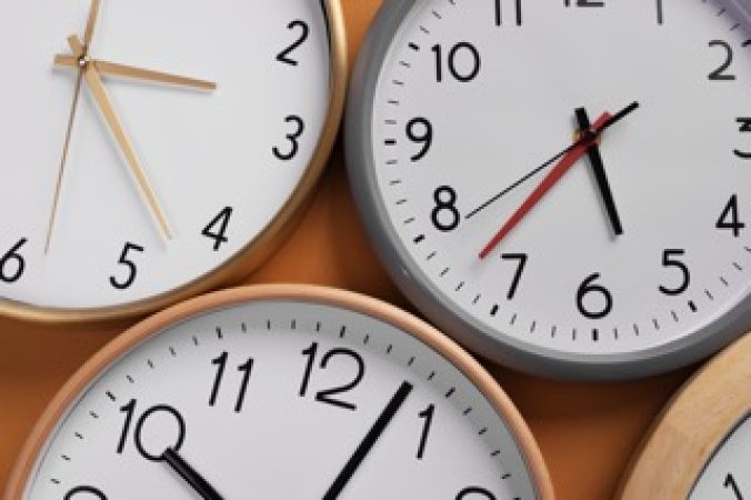 vue-de-dessus-horloges-murales-nature-morte-Petite