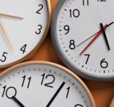 vue-de-dessus-horloges-murales-nature-morte-Petite